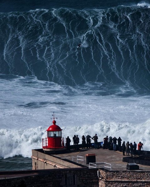 surf-onda-gigantesca-a-nazaré-1-marzo-2017.jpeg